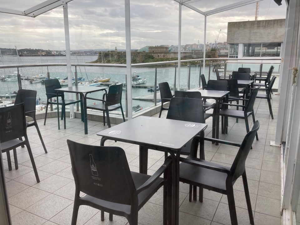 Casa Alejandro es un restaurante ubicado en el Paseo Marítimo con terraza para comer